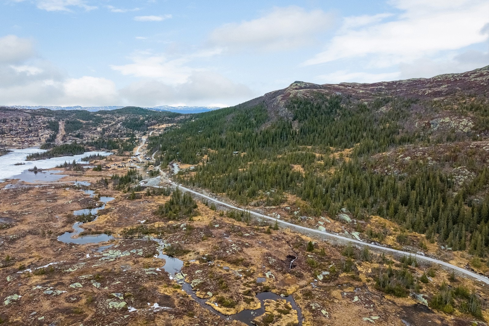 Dronefoto av Sløkjedalen hyttegrend per mai 2022 Galleribilde