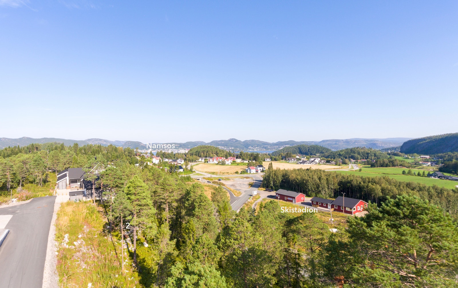 Boligfeltet ligger tett ved Spillum skianlegg med 22 km med Namdalens kanskje best preparerte turløyper, 5 km av disse i lysløype Galleribilde