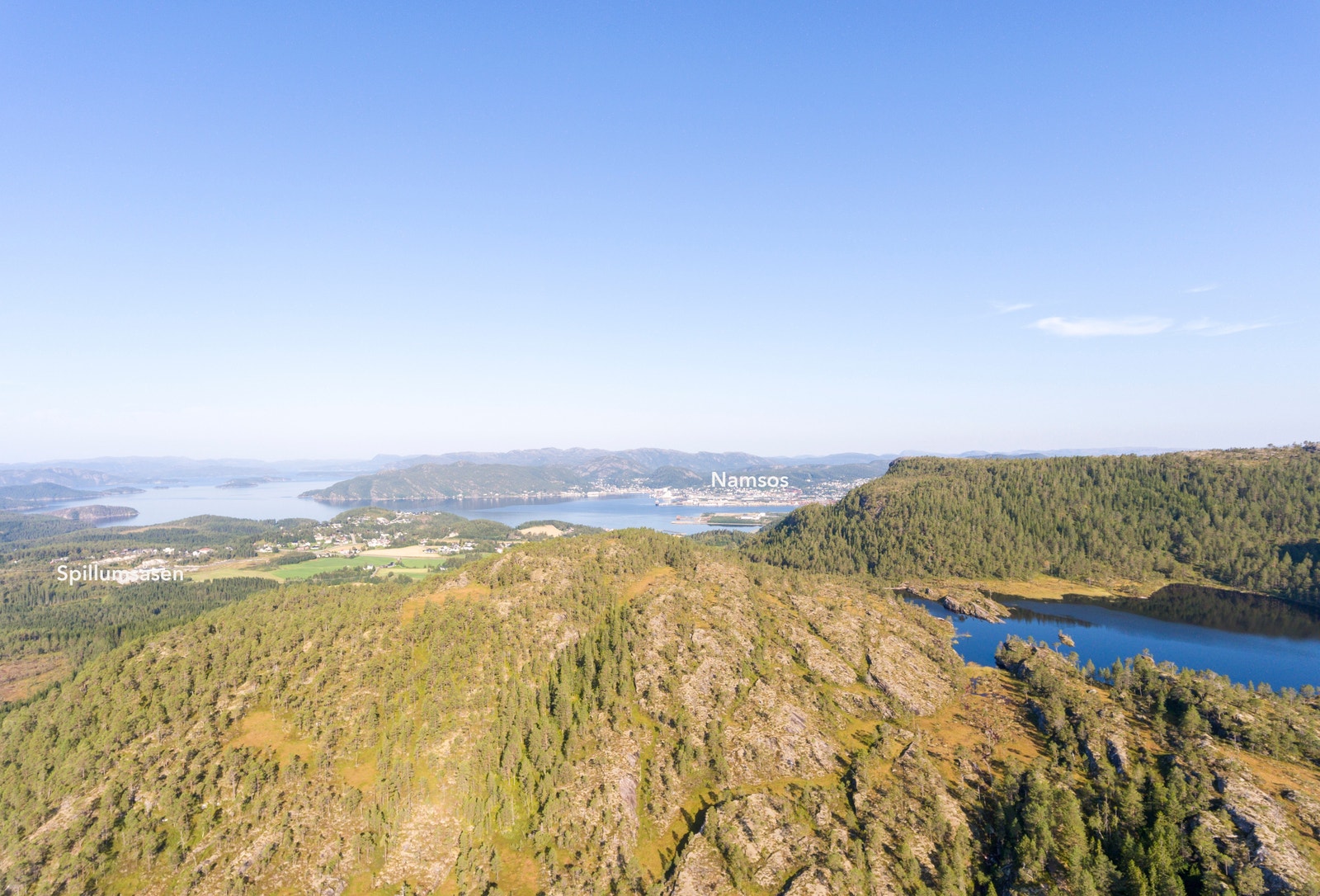 Her ser vi mot nord, Ogntjønna, Spillumsaksla, Spillumsåsen og Namsos Galleribilde