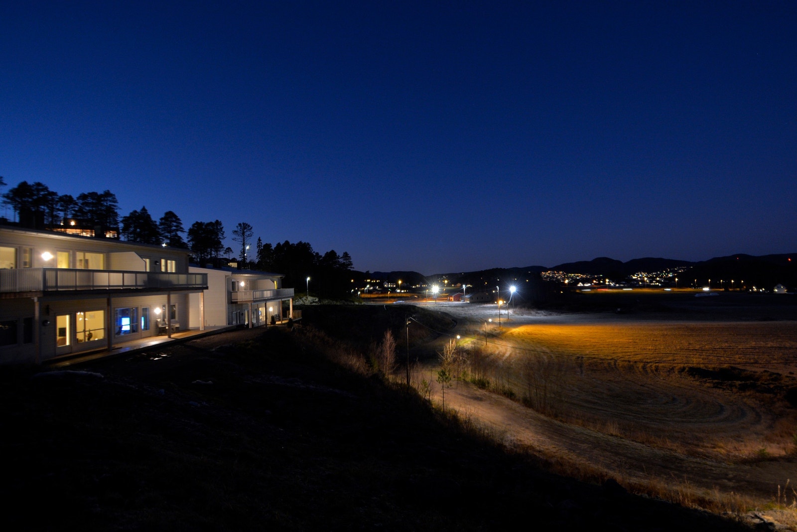 Med ski og turløype rett nedenfor husene. Foto: John Erik Furre Galleribilde
