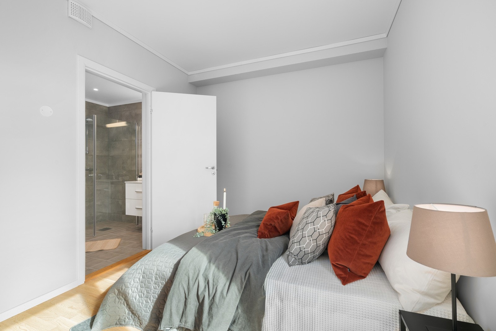 I tilknytning til hovedsoverommet er det eget bad/wc Galleribilde