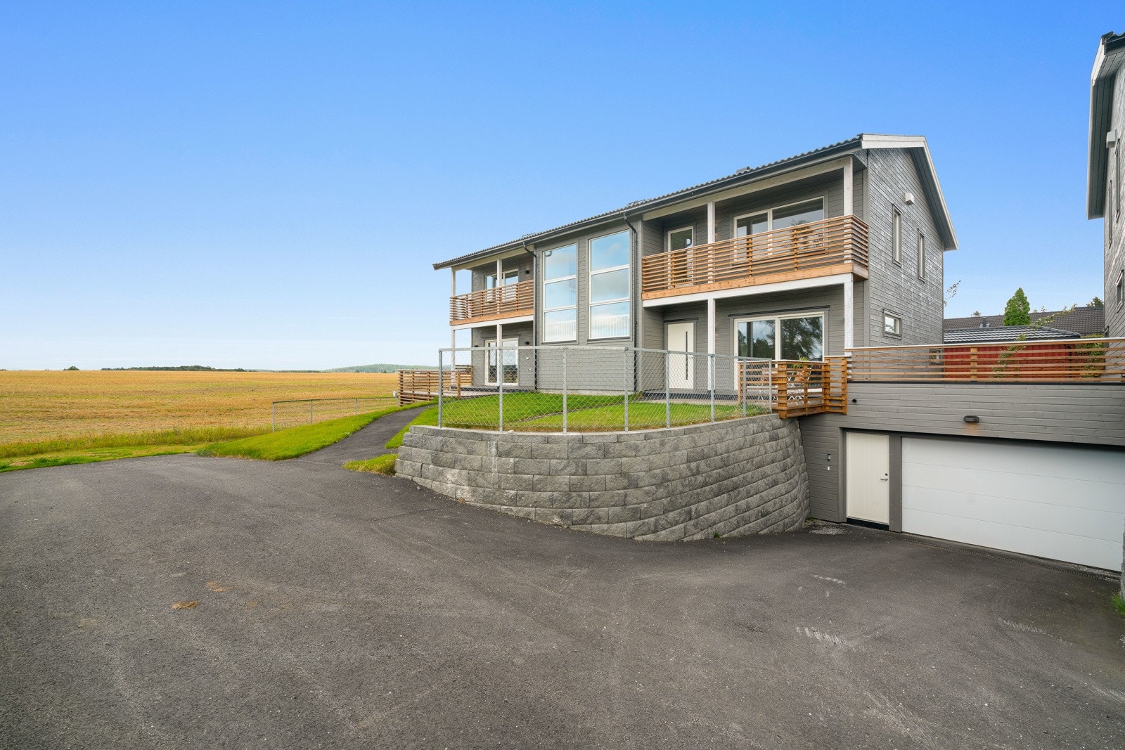 Det er innkjøring til garasjekjeller mellom boligene Galleribilde