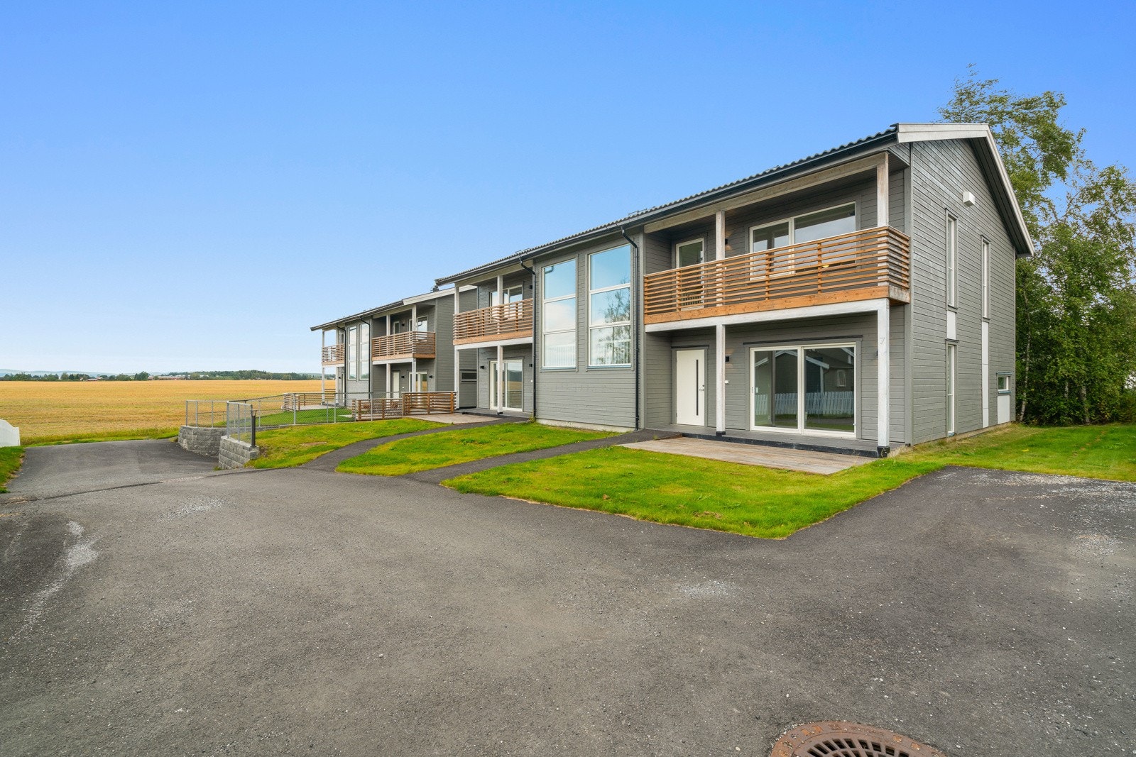 Flott, stor selveiet bolig over to plan med fine detaljer Galleribilde