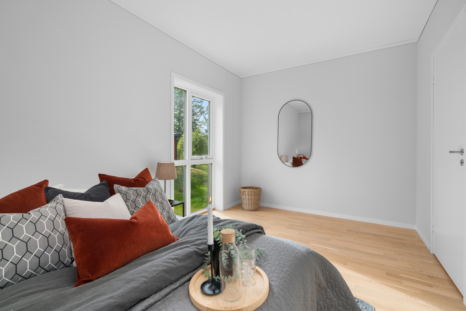 Hovedsoverommet har god plass til dobbeltseng og garderobeløsning Galleribilde