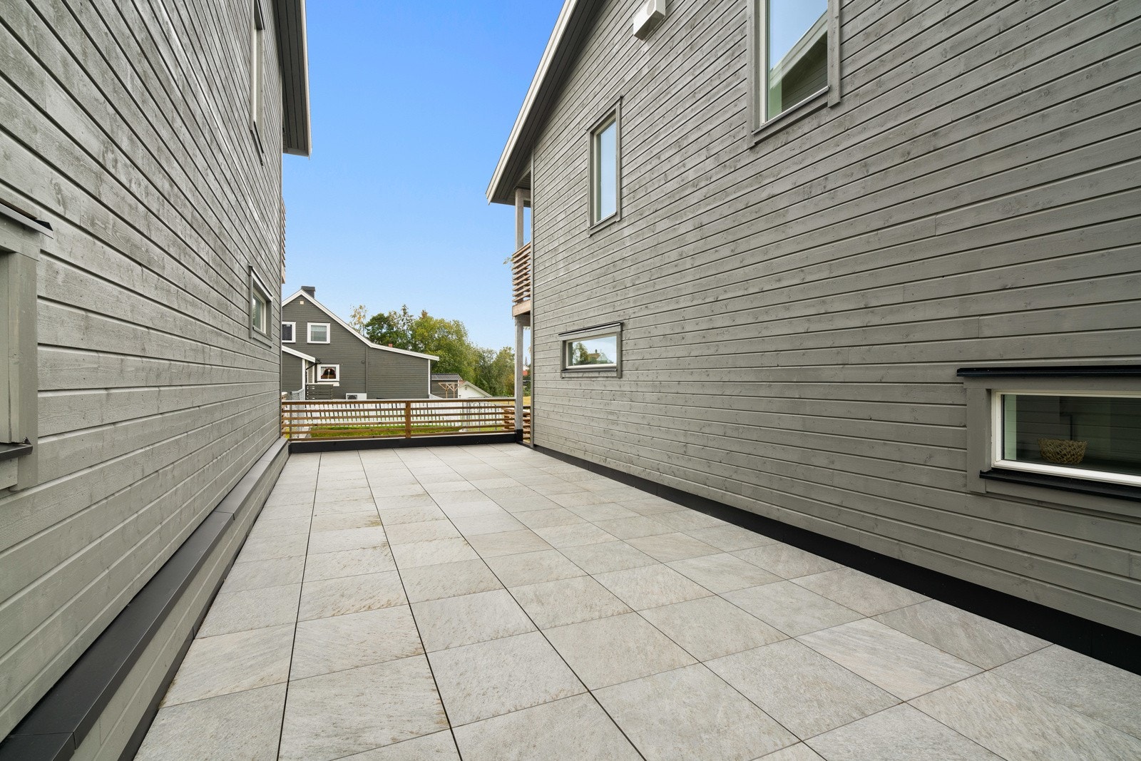 Skjermet terrasse mellom boligene Galleribilde