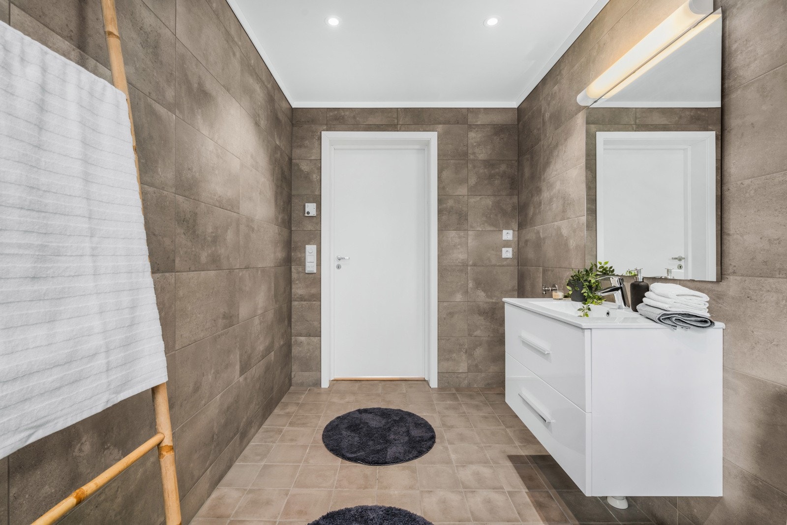 Bad/wc 1.etasje. Det er varme i gulv og downlights i himling Galleribilde