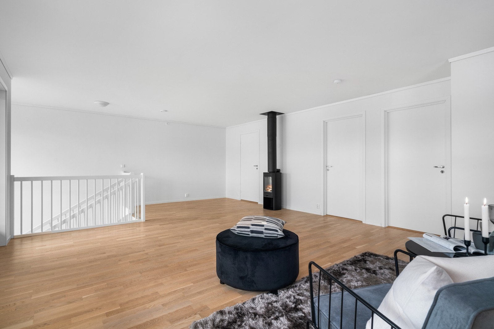 Her er det god plass til stor sofa og TV-løsning Galleribilde