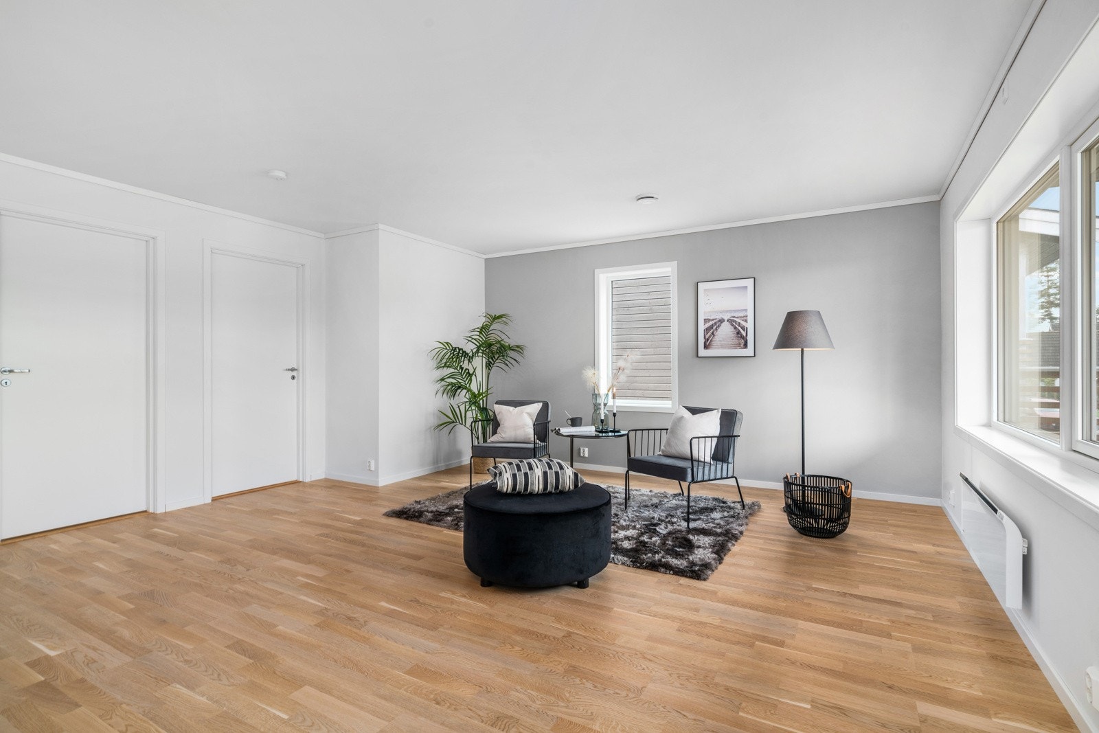 I 2. etasje er det i likhet med etasjen under lagt vekt på store rom og store vindusflater Galleribilde