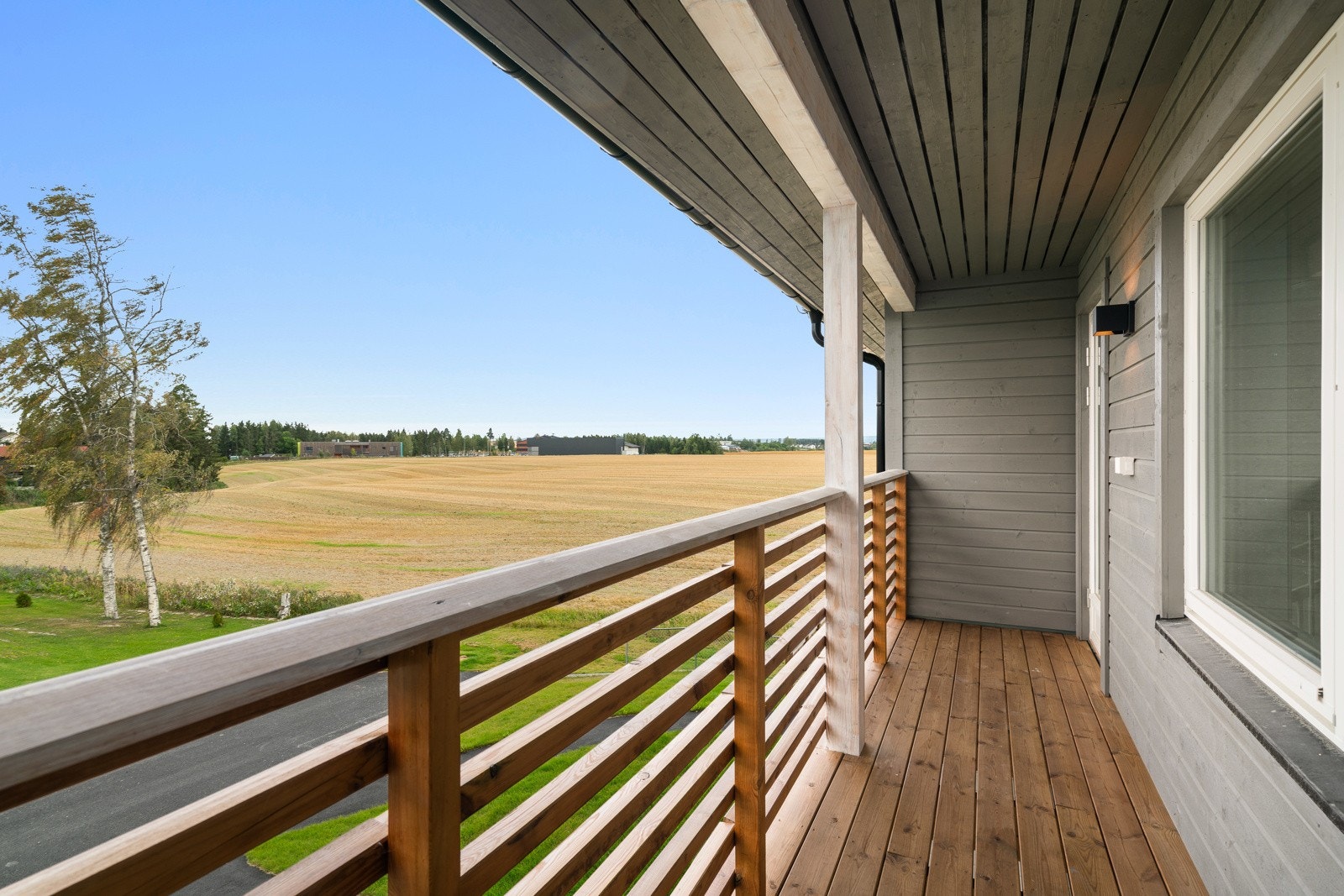 Fra stuen er det utgang til hyggelig overbygget balkong med hyggelig utsikt over nærområdet Galleribilde