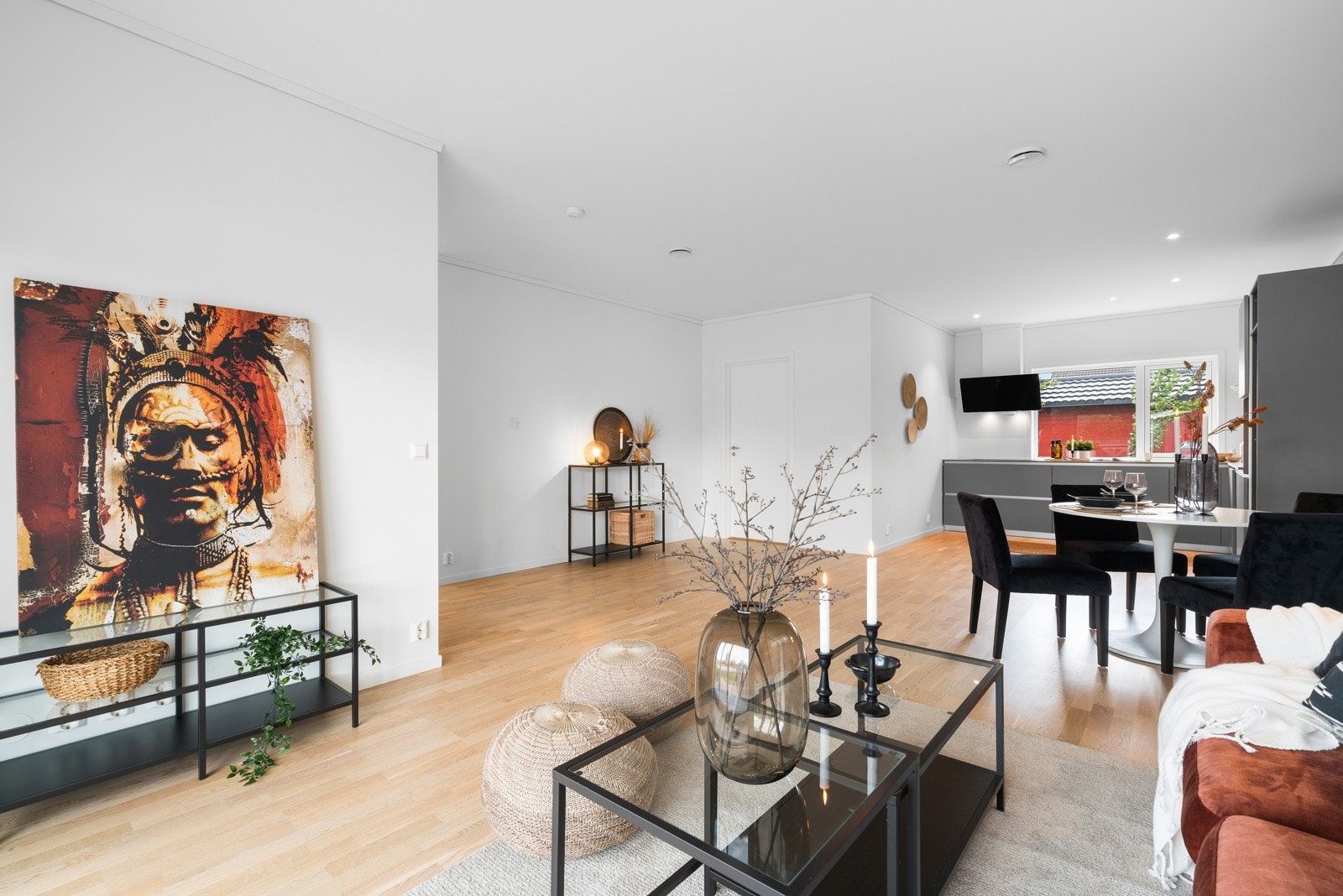 Boligens 1.etasje med stue og kjøkken Galleribilde