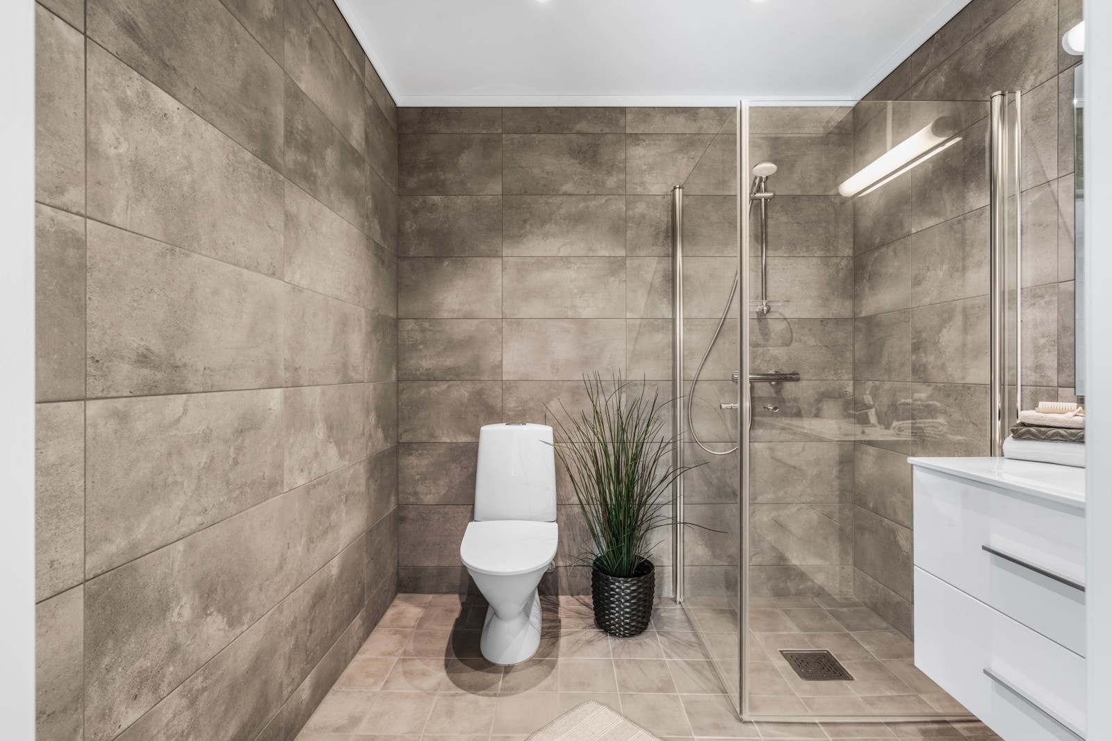 Bad/wc i tilknytning til hovedsoverommet med flotte og moderne materialvalg Galleribilde