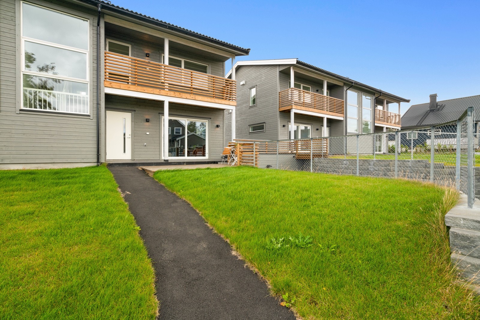 God plass til terrasse og hage i forkant til egen bolig Galleribilde