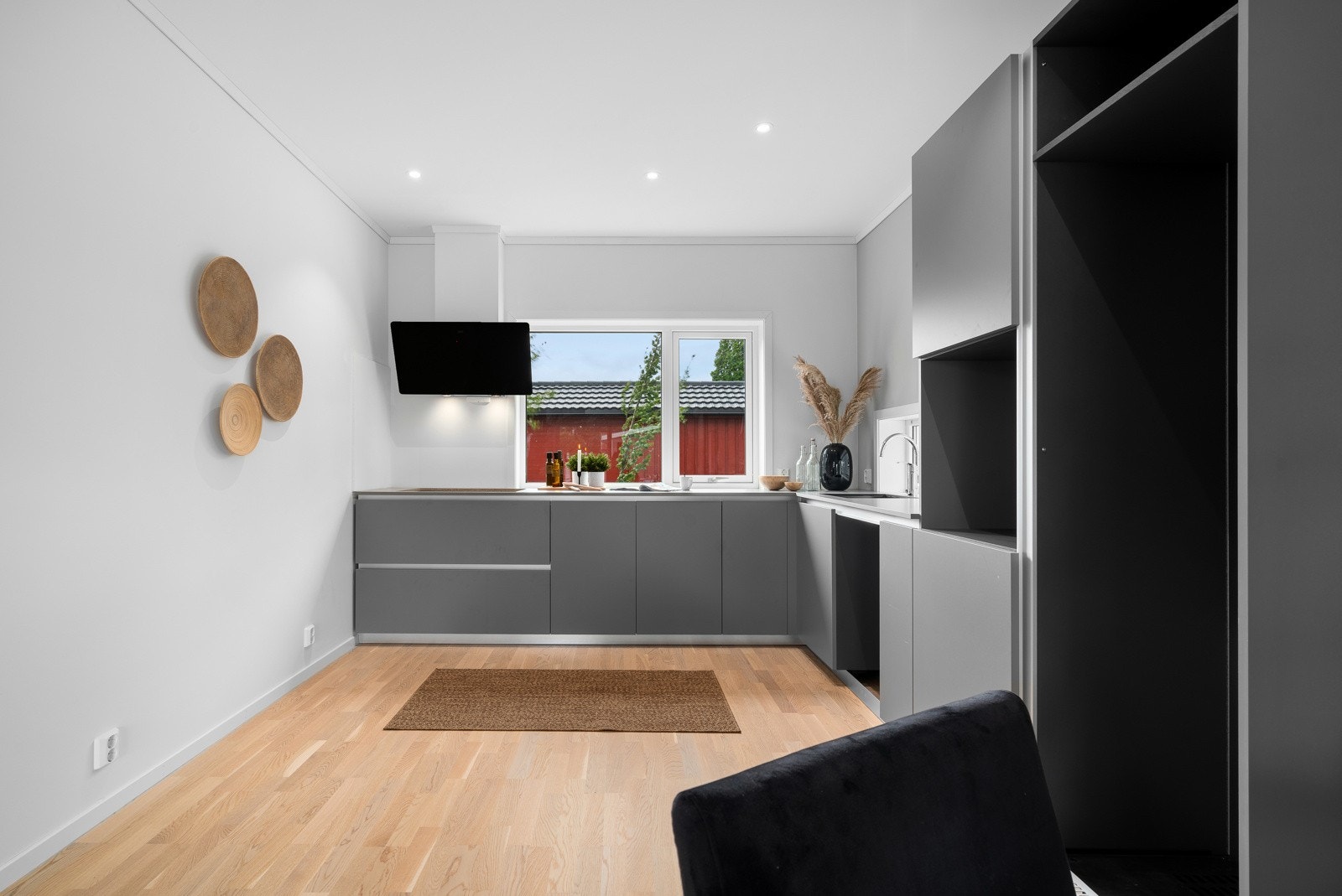 Kjøkken med rikelig med både skap- og benkeplass og tilrettelagt for integrerte hvitevarer Galleribilde