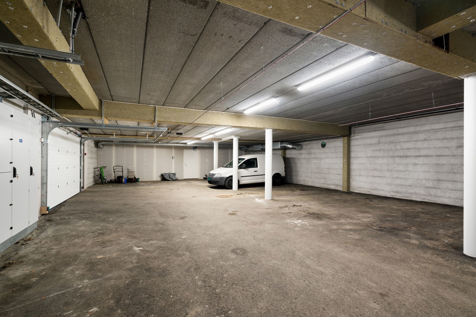 Garasjekjeller med egen parkeringsplass og bod Galleribilde