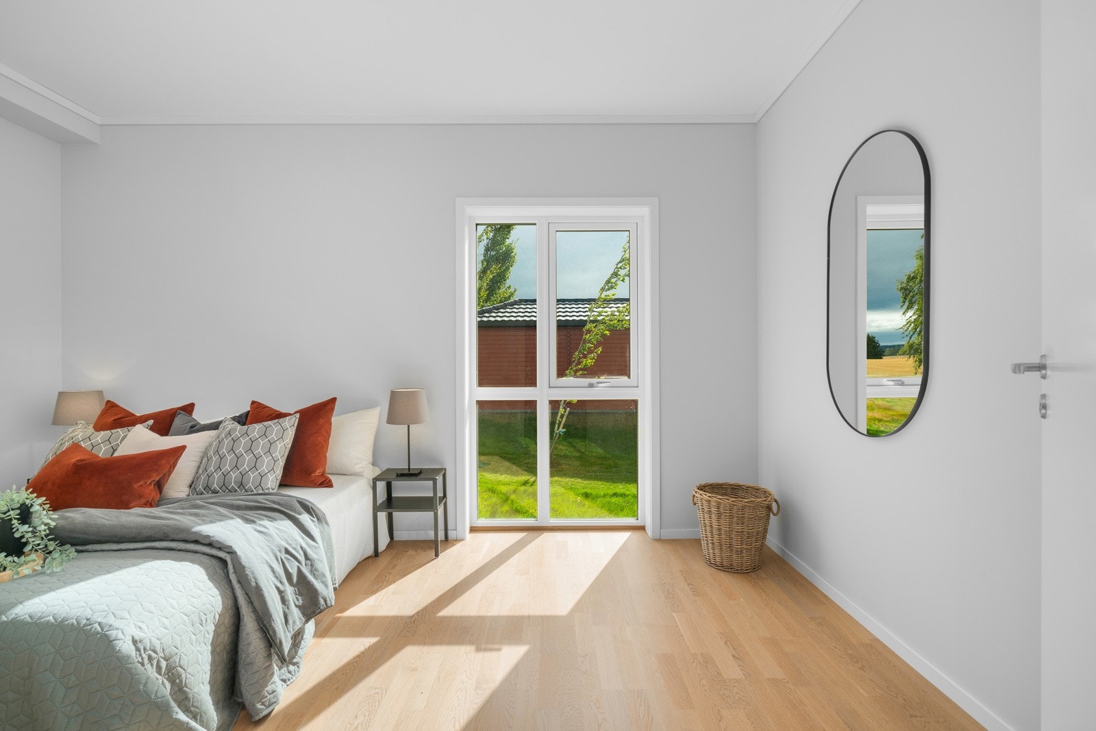 Hovedsoverom med store vindusflater Galleribilde