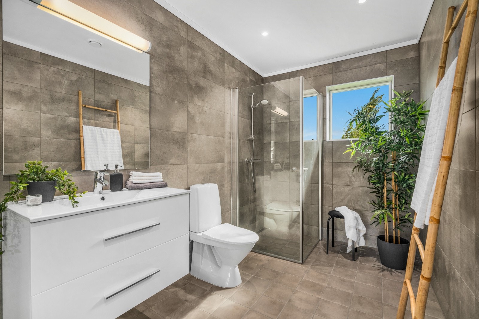 Flott og moderne bad/wc også i 2.etasjen Galleribilde