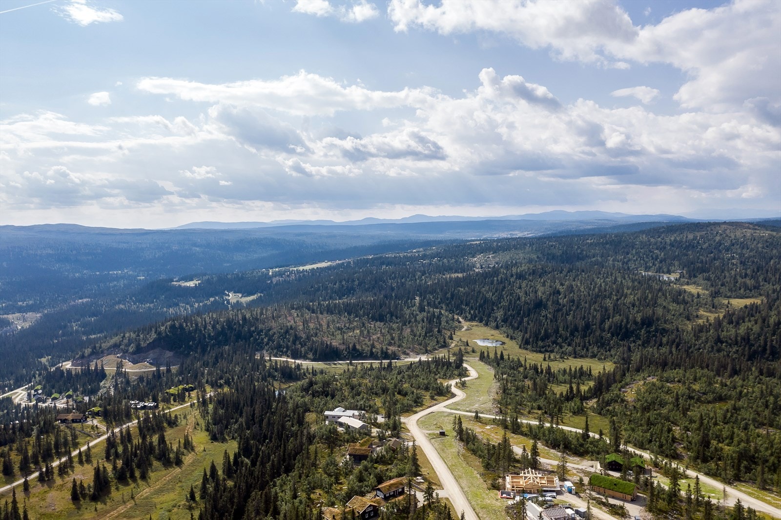 Tilførselsløype passerer feltet og følger Svartskardvegen ut til anlegget. Galleribilde