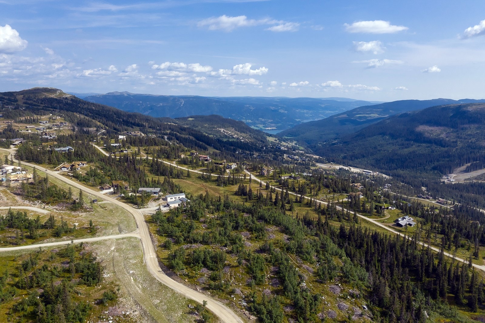 Feltet ligger vestvendt med flott utsikt, og med meget gode lys- og solforhold. Galleribilde