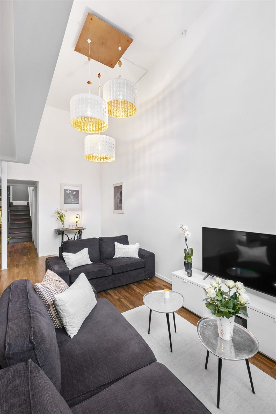 Hele leiligheten er nylig malt i lyse, delikat farger og nyslipt gulv i 2021. Galleribilde