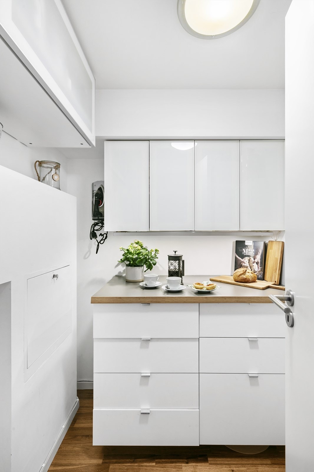 I tilknytting til kjøkkenet har du praktisk kjøkkenrom med mye skap- og benkeplass. Galleribilde