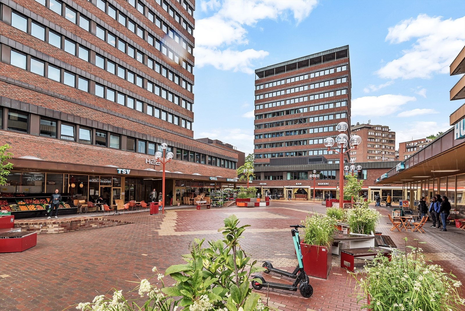 Tøyen Torg ligger bare under 10 minutter gange unna, her kan du nyte koselige cafeèr, dagligvarebutikker, restauranter og frukt/grønnsaksbutikker. Galleribilde