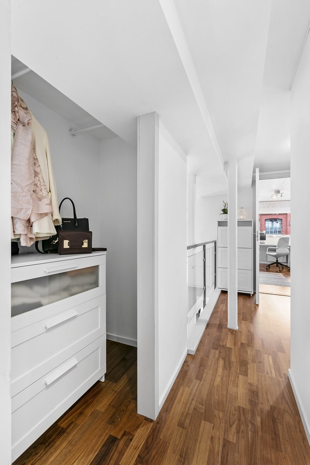 Rett utenfor rommet er det praktisk garderobe. Galleribilde