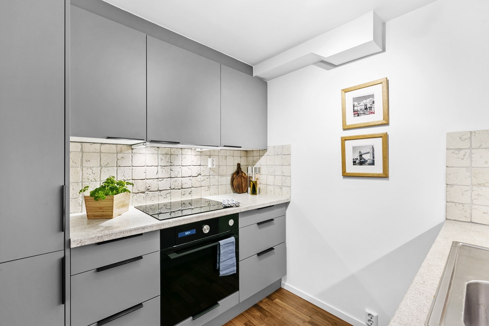 Moderne HTH kjøkken fra 2021 med rikelig skap- og benkeplass. Integrerte hvitevarer. Galleribilde