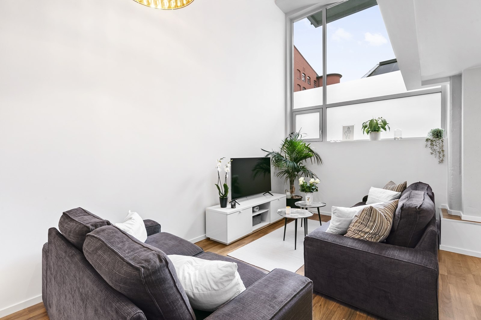 Stuen er meget lys og romslig med god plass for sofagruppe, spisebord og tv-møbler. Galleribilde