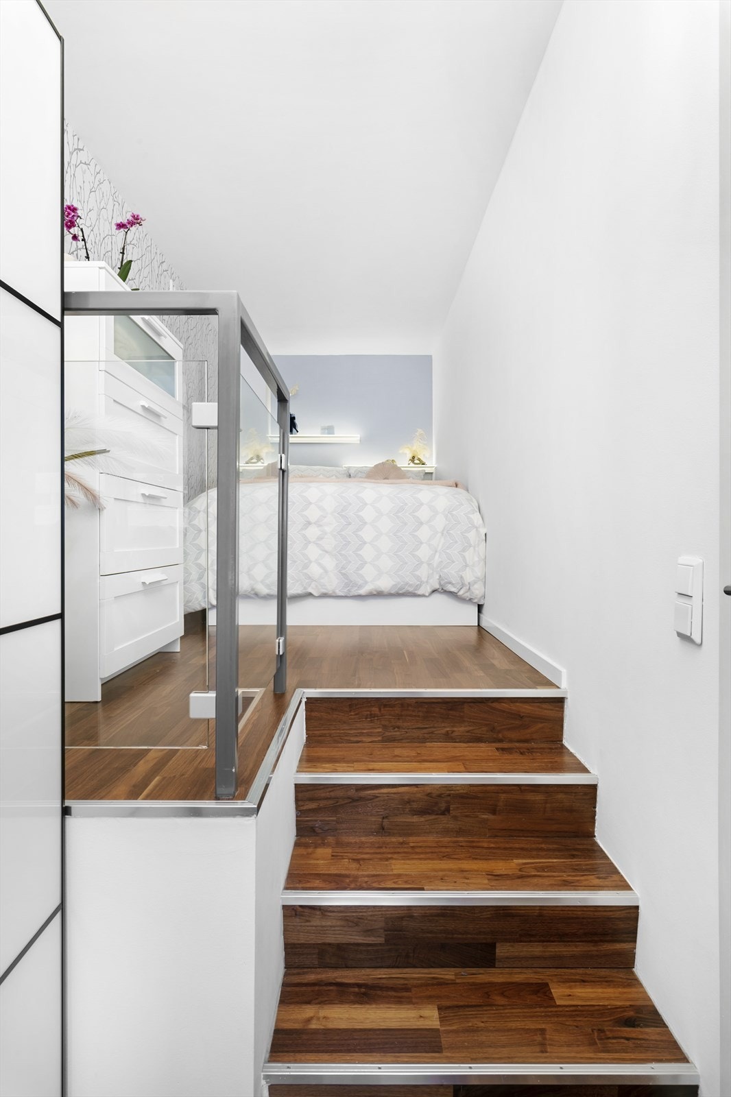 Soverom 2 er delt opp i to med trapp. Soverommet passer fint som gjesterom eller kontor. Galleribilde