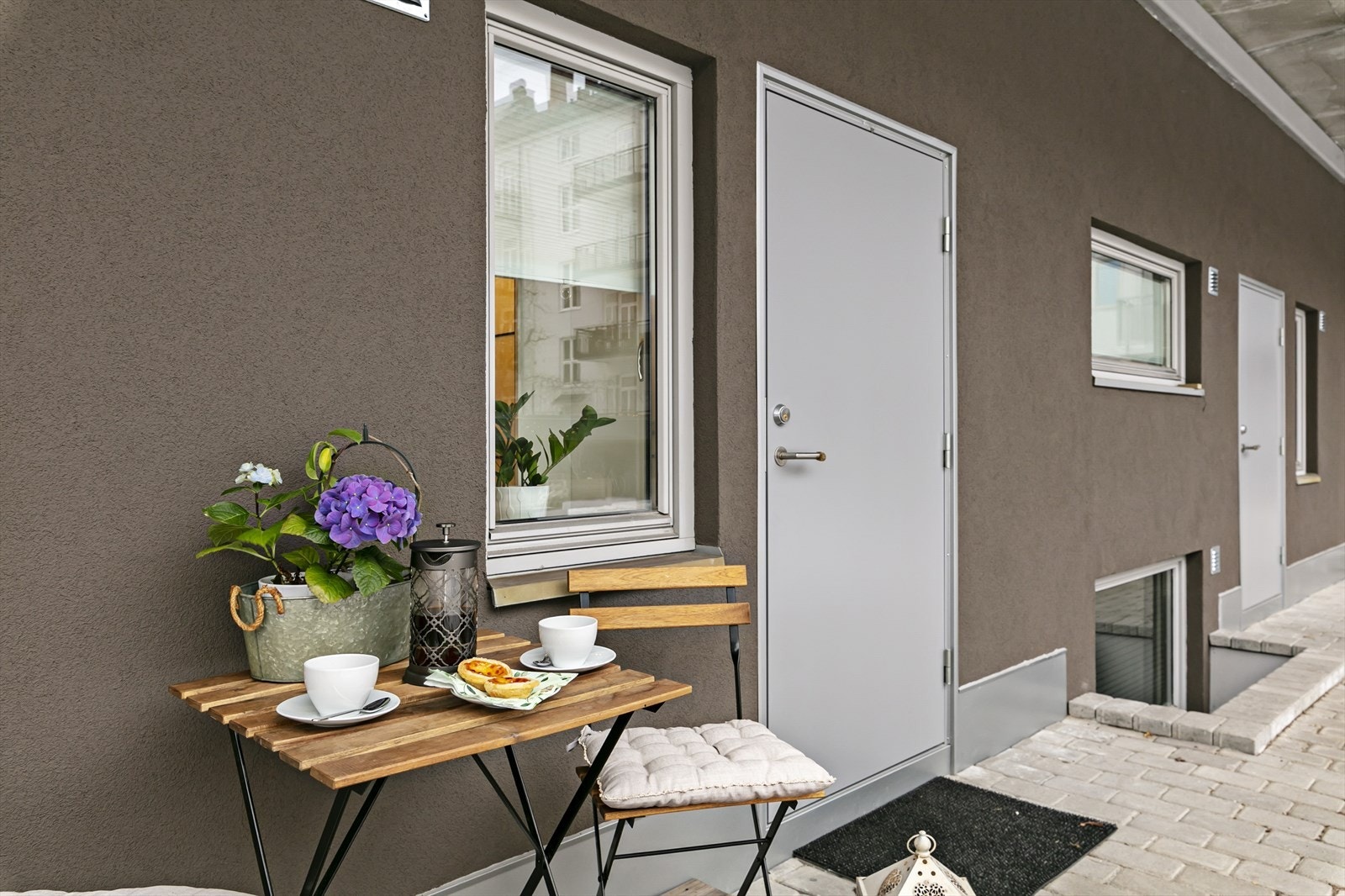 Utenfor leiligheten har du plass for liten sitteplass. Galleribilde