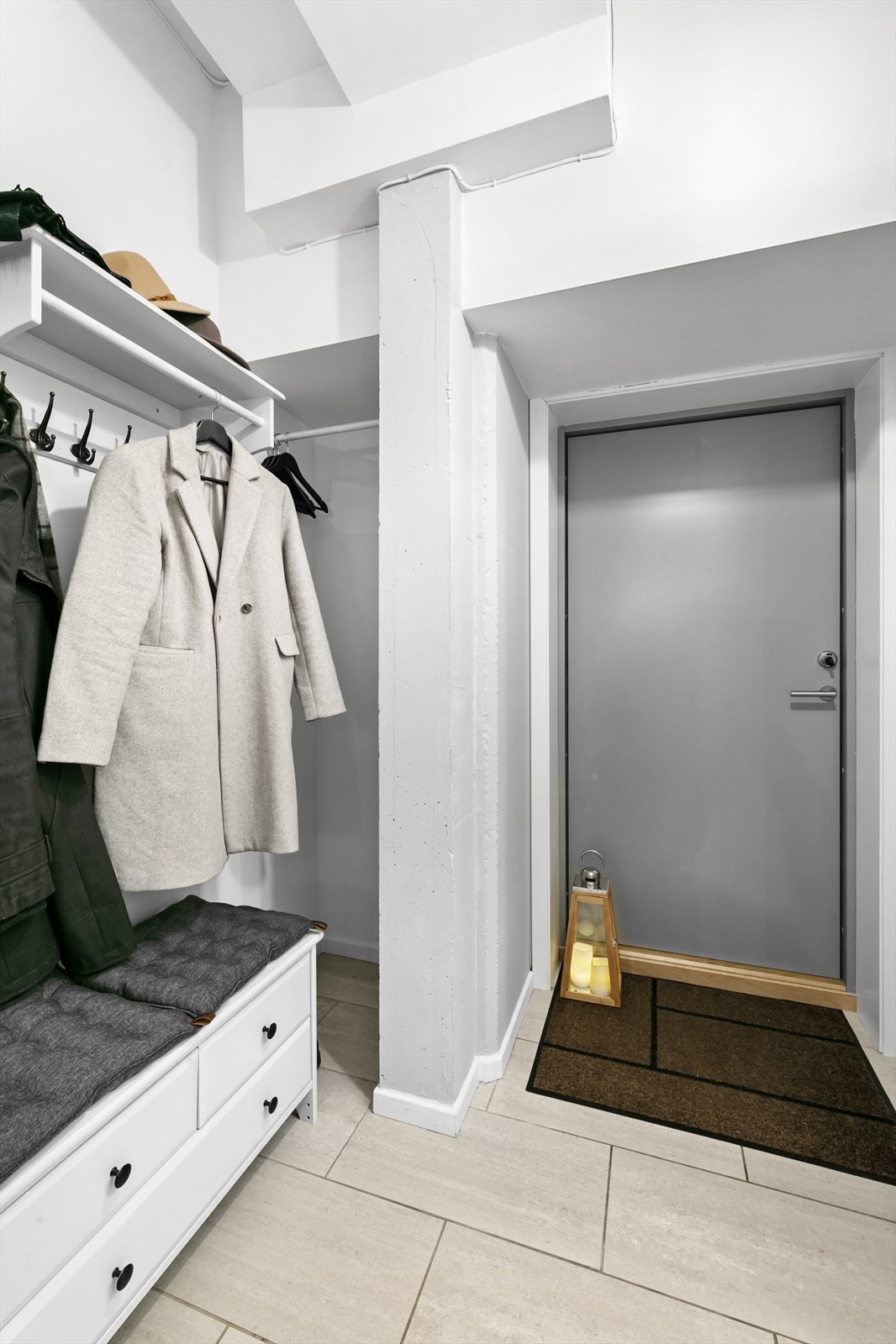 Innbydende entré med gode oppbevaringsmuligheter for yttertøy og sko. Galleribilde