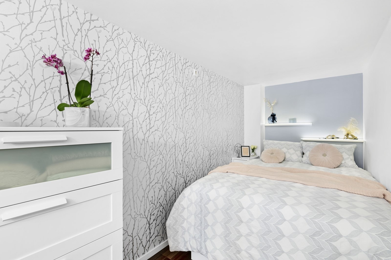 Øverste delen har plass for seng og kommode, og nedenfor med garderobeløsning. Galleribilde