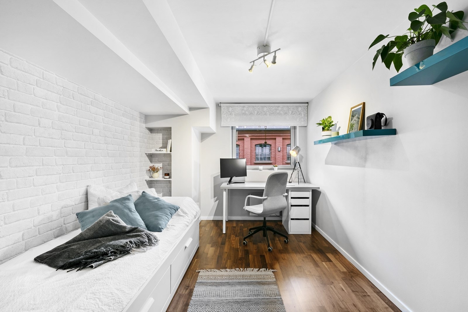 Hovedsoverommet er malt i lyse farger, med god plass for dobbeltseng. Galleribilde