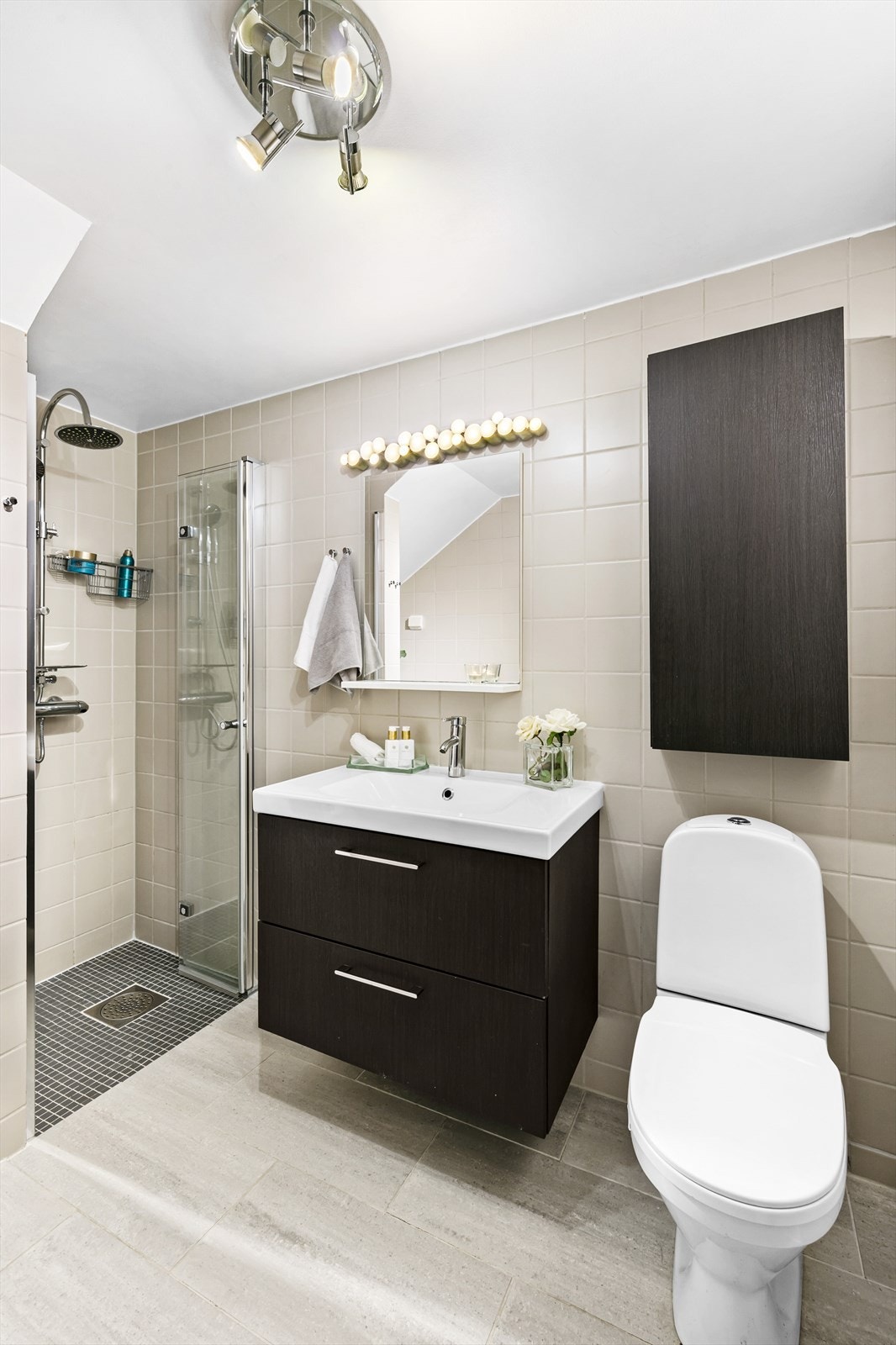 Baderomsinnredningen er fra 2013 og består av servant i skuffeseksjon, overskap, gulvmontert wc og dusjnisje. Galleribilde