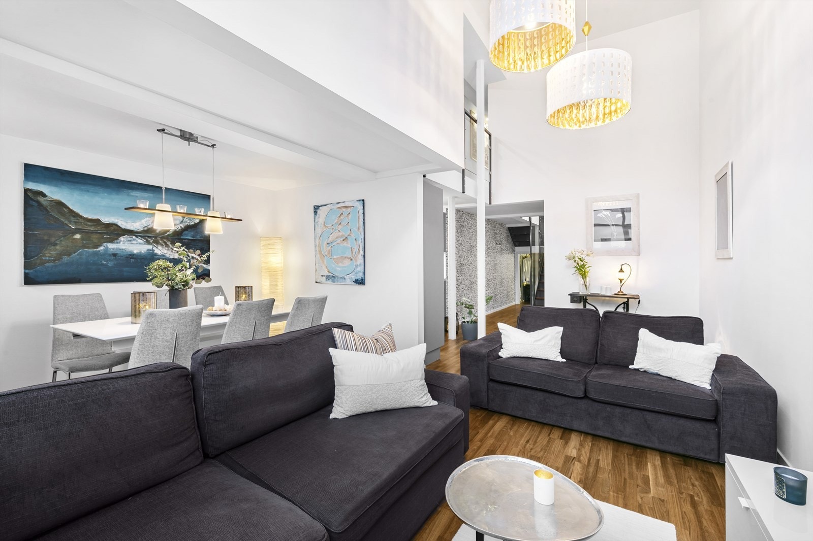 Leiligheten har meget sjenerøs takhøyde på 4,4m. Galleribilde