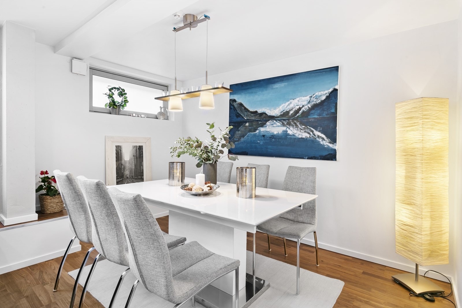 Hyggelig spisestue med plass for stort spisebord. Galleribilde