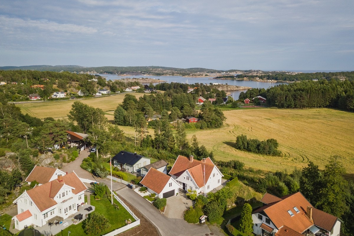 Som man kan se er det naturskjønne omgivelser med kort gangvei til badeplasser. Eiendommen ligger fint plassert i blindvei. Galleribilde
