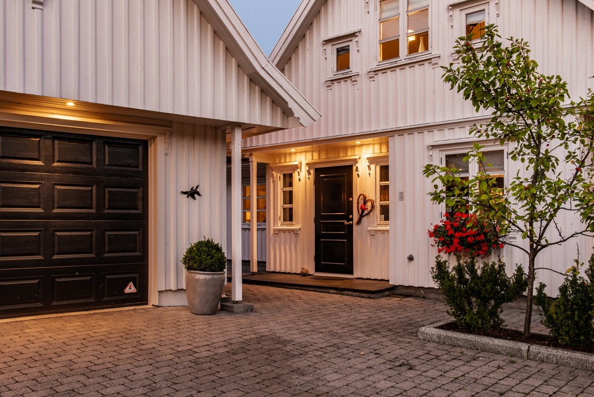 Gårdsrommet er steinsatt og belyst med fine detaljer. Gårdsplass er steinsatt av gartnerfirma Galleribilde