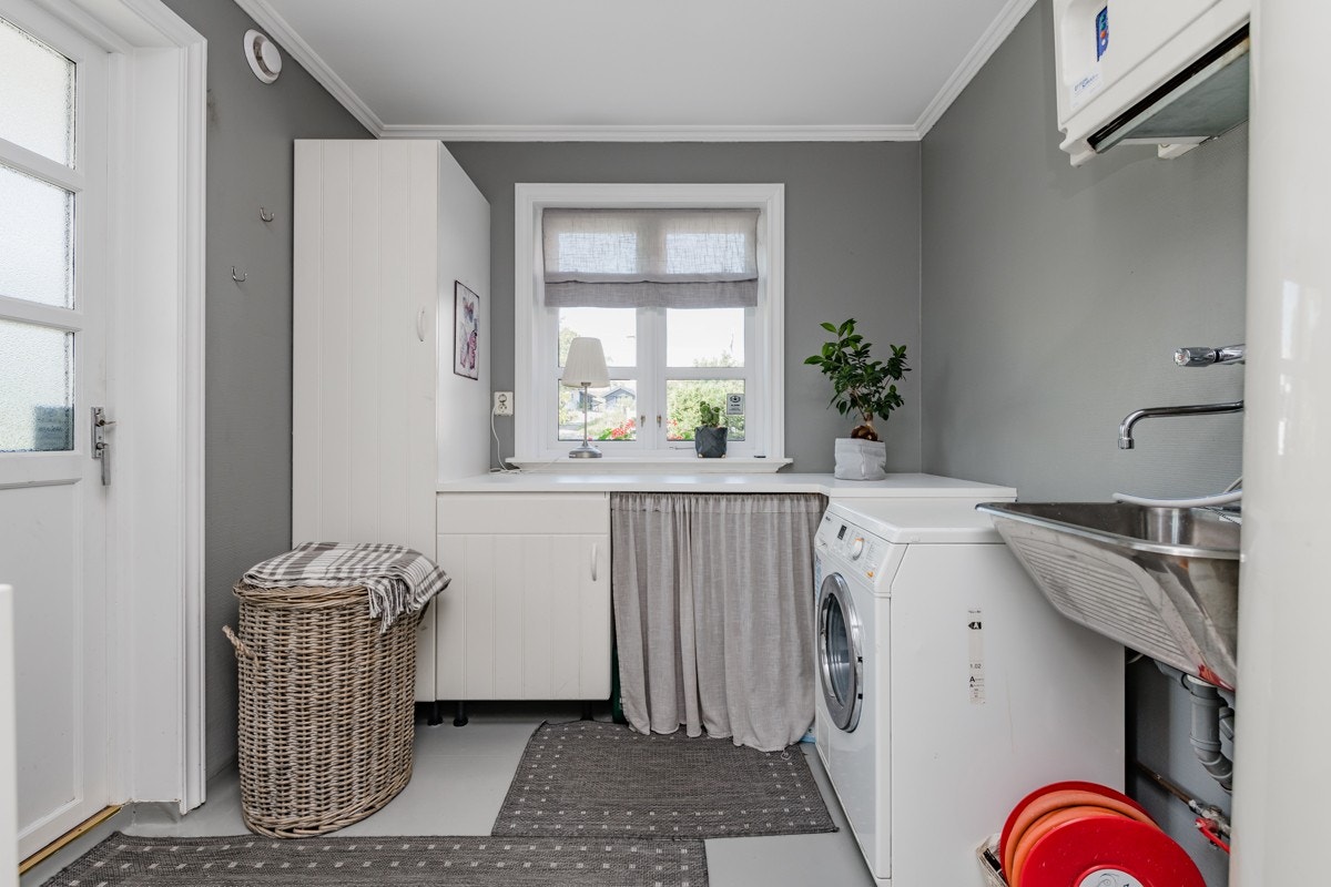 Vaskerom er en selvfølge i et slikt hus. Her har man plass til å vaske, tørke og oppbevare tøy. Man har også egen utgang til uteplassene Galleribilde