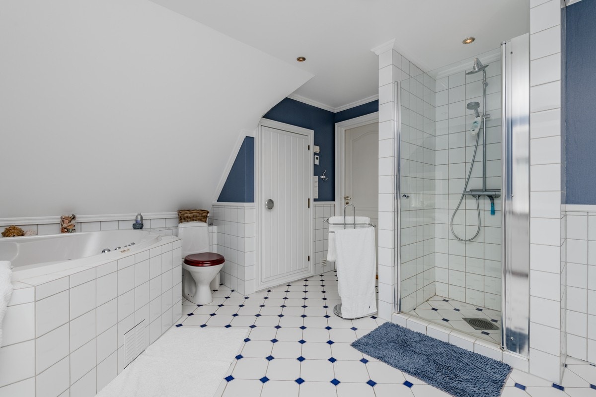 Badet består av dusjnisje, toalett, boblekar, servantinnredning og badstue Galleribilde