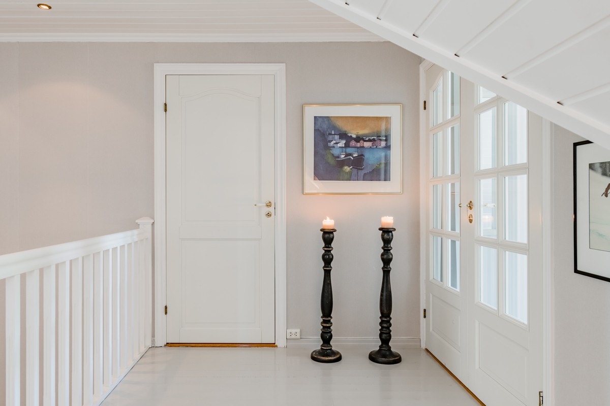 Gang utenfor soverom 4 og bad. Malt tregulv går igjen i 2.etg Galleribilde