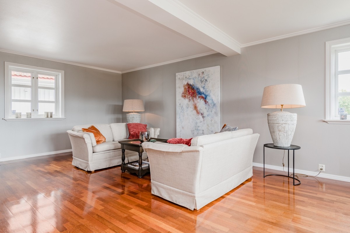 Stue med god gjennomlysning fra tre sider Galleribilde