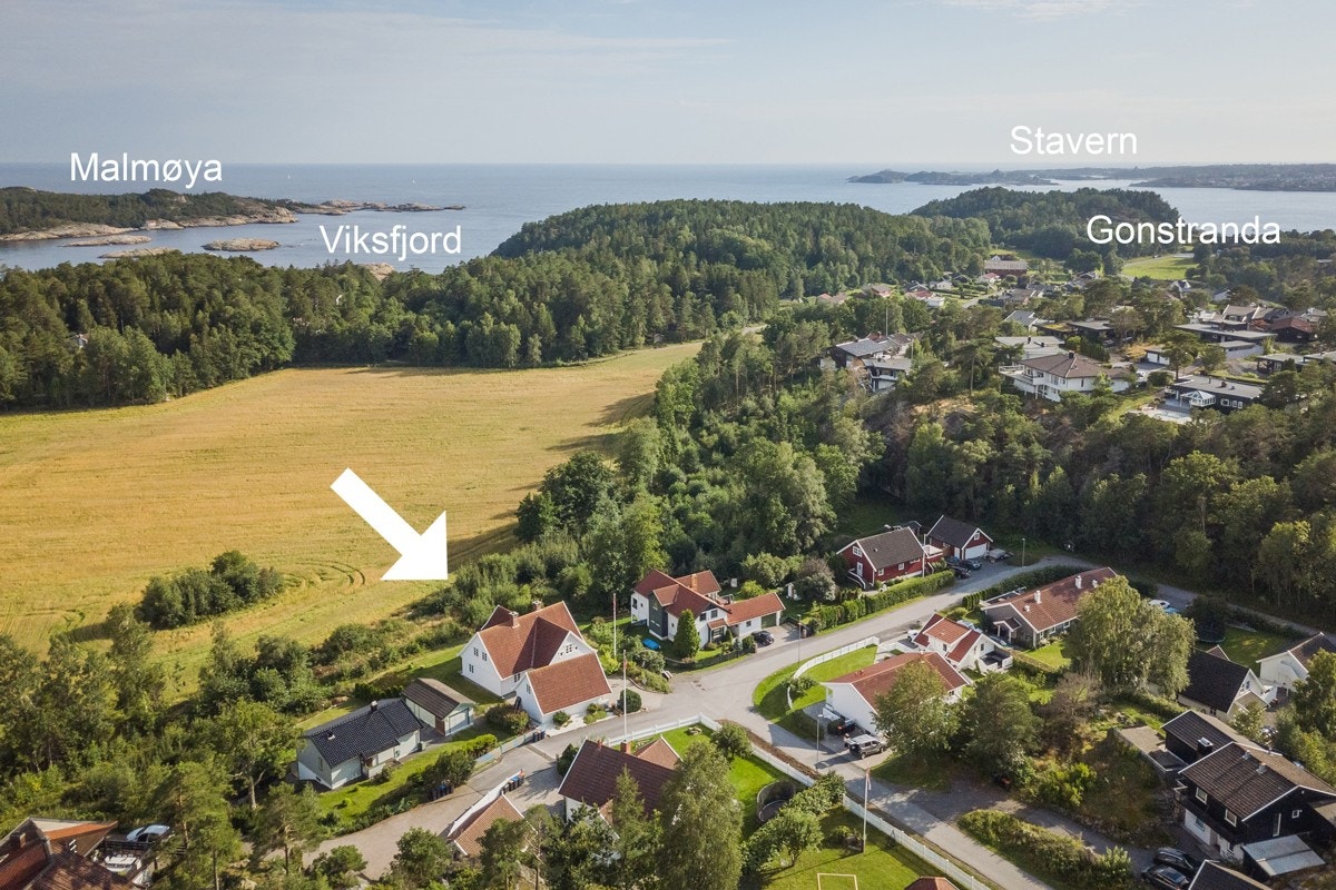 Dronebilde med kort vei til Malmøya, Viksfjord og Gonstranda. Vi kan også se Stavern i bakgrunnen Galleribilde