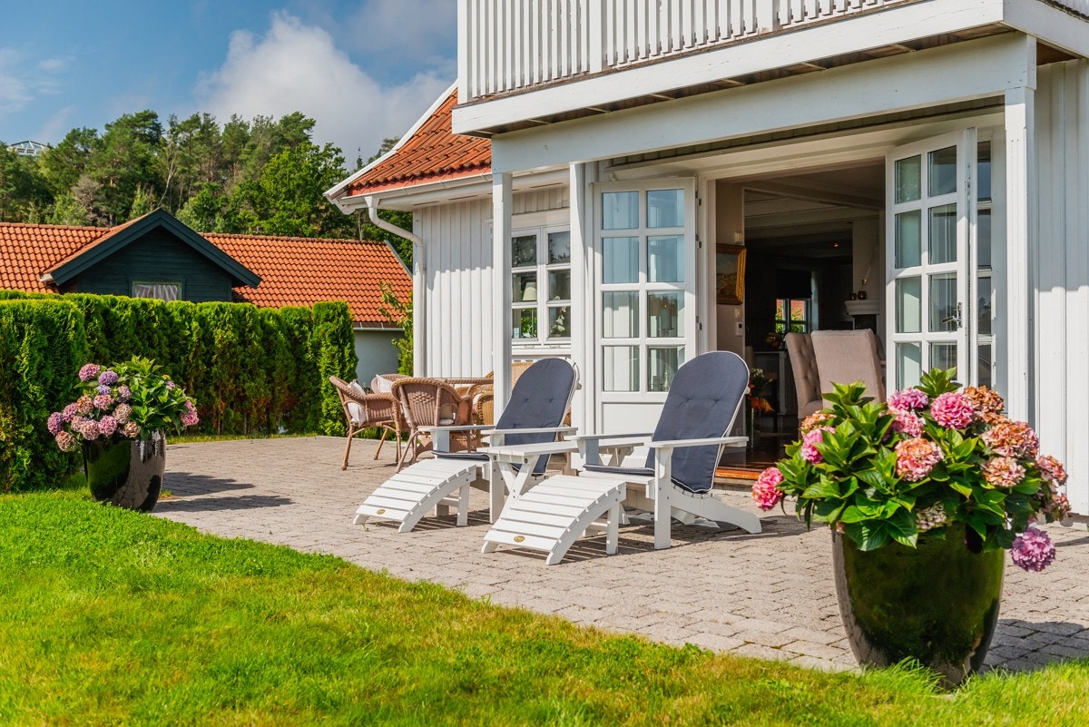 På dagen er det meget gunstige solforhold. Huset har i realiteten sol på "fem" vegger om sommeren... Galleribilde