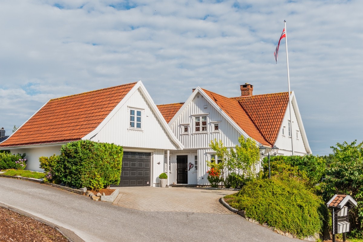 Slik ser innkjøringen ut på dagtid. Man får et godt førsteinntrykk av å komme til denne eiendommen Galleribilde