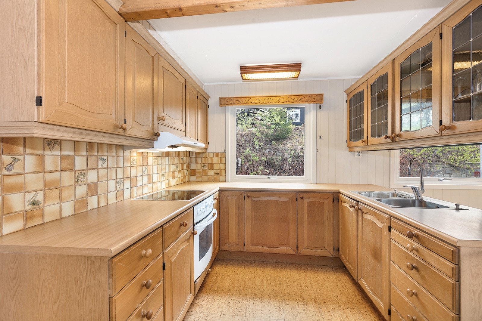 Kjøkken med god skap og benkeplass Galleribilde