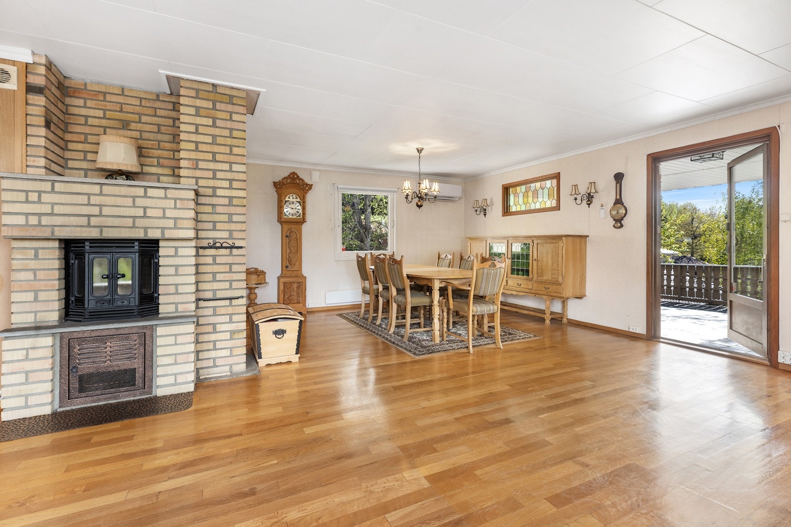 Stue med peis og utgang til stor terrasse Galleribilde