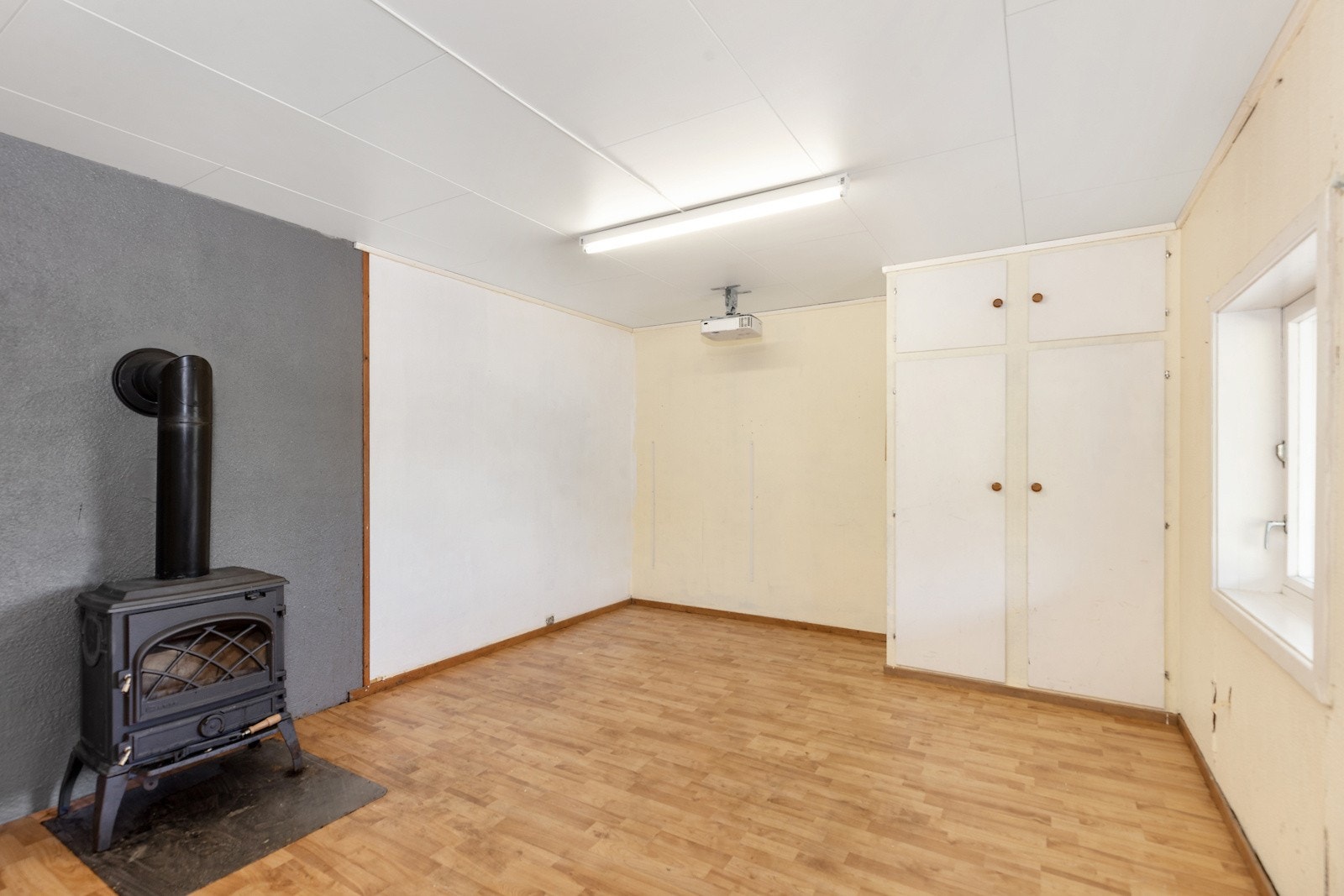 Kjellerstue med vedovn Galleribilde