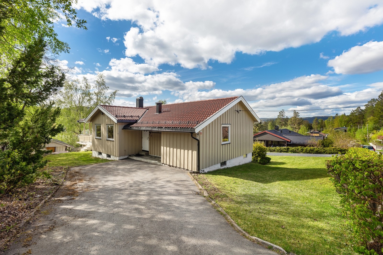 Gårdsplass ved inngangsparti Galleribilde