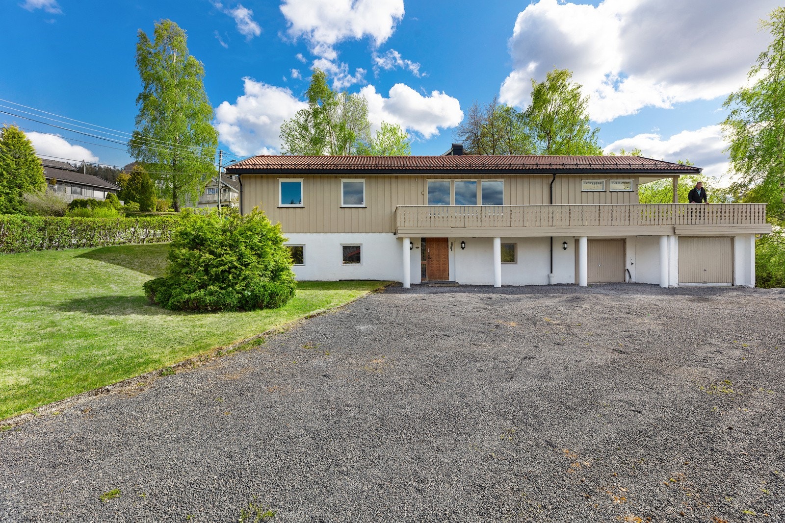 Integrerte garasjer og stor gårdsplass Galleribilde